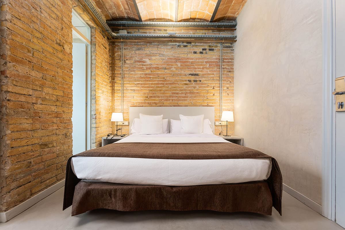 Habitación por horas para parejas en Barcelona | Roma | Cama